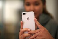 iPhoneの動作遅延問題でアップルに訴訟の嵐 動作を遅らせたのはユーザーに対する詐欺？