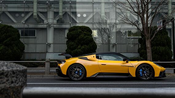 サーキットマシンの「GT2」をベースに公道走行可能なレーシングカーとして生まれたマセラティ「GT2ストラダーレ」