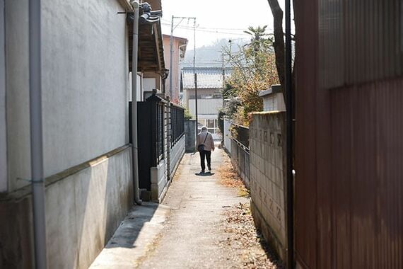 古い日本家屋のある路地