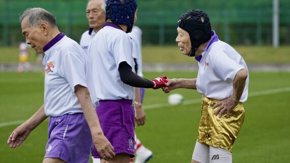 グータッチで仲間をねぎらう永山さん