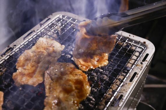 「市原豚丼温玉のせ」は調理しているそばから匂いに誘われた（写真：ネクセリア東日本）