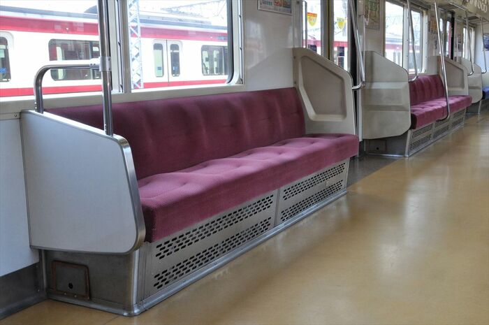 この車両（鋼製車）は座席の下に台がある