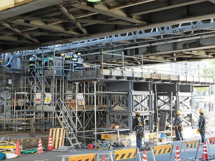 架道橋の桁はジャッキアップして移動した
