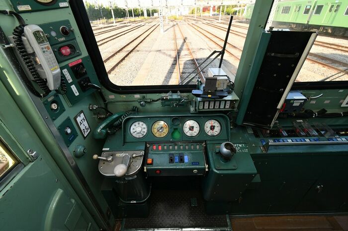 運転席にはアナログ式のメーターが並ぶ