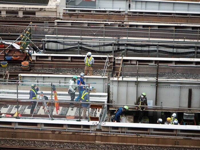 左側の新しい線路に右側の桁をつなげる
