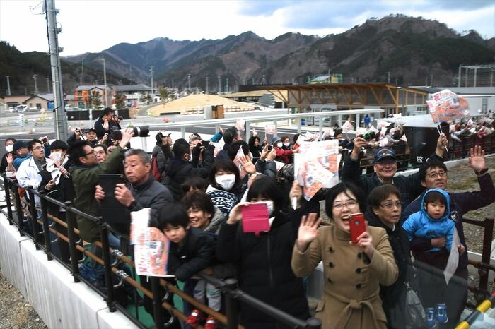 盛―久慈間の全通を祝う沿線の人々