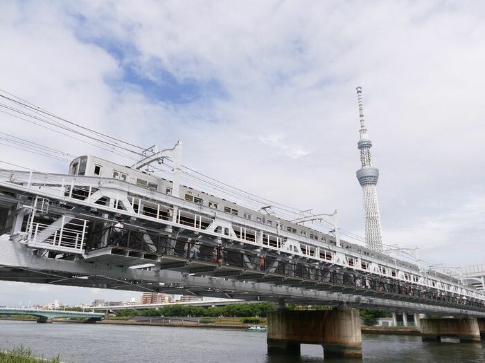 スカイツリーをバックに電車が走る