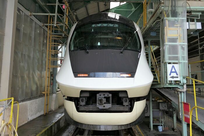 正面から見たアーバンライナー・ネクスト。前面に