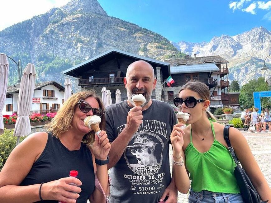 ランチの後にジェラートを楽しむイタリア人家族。8月、アルプスの避暑地として有名なクールマイユールにて（筆者撮影）