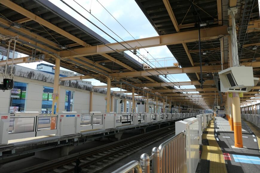 小田急の大和駅は高架上に島式ホームの2面4線（記者撮影）