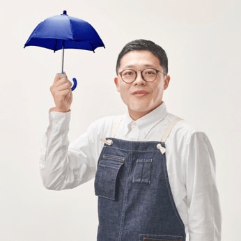 土屋 博勇喜（つちや・ひろゆき）／22歳から大手ホームセンターでレイングッズを担当。さまざまなメーカーの傘に触れ、つくり手のこだわりや機能性、美しいフォルムに魅了され傘の虜となる。2019年より「傘ソムリエ」としての活動を開始。傘やレイングッズの開発・監修、商品紹介動画の配信、各種テレビ番組への出演など幅広い分野で活躍中。自身も230本超のコレクションを持つ（写真：本人提供）