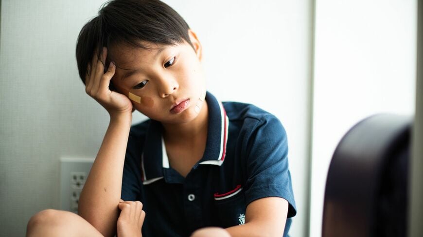 今の子どもたちはテンションが上がれば「ヤバい」、下がれば「キモい」の言葉で片づけてしまい、感情を言語化するのが苦手だといいます（写真：Komaer／PIXTA）