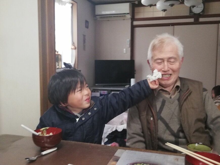 智子さんの長男と生前の父親（写真提供：嶋田さん）