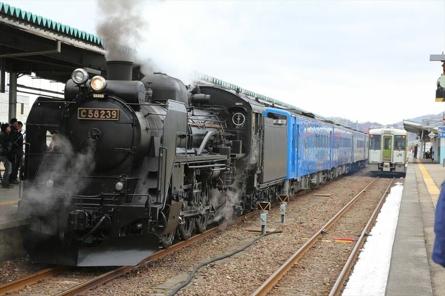 C58形239号機が先頭に立つ「SL銀河」の試乗会列車＝2014年3月2日（撮影：南正時）