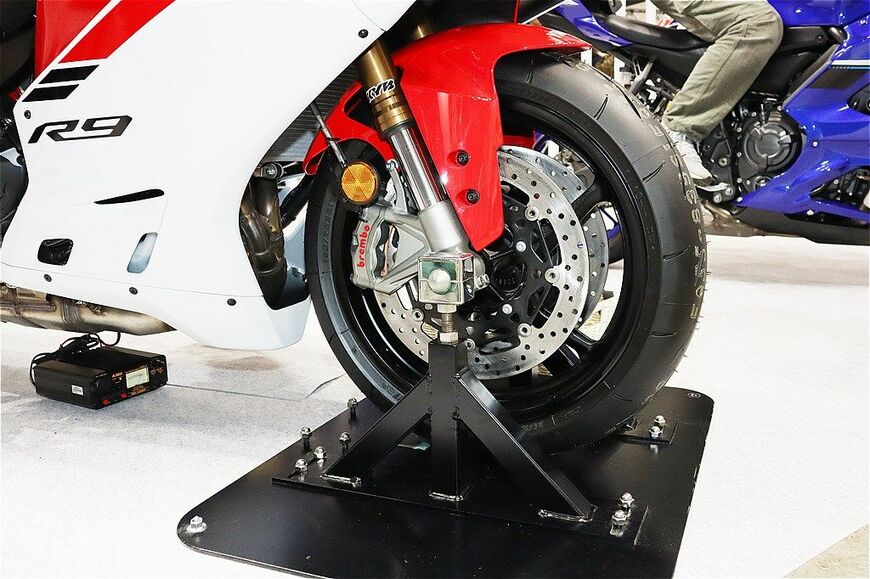 第52回 東京モーターサイクルショーに参考出品されたヤマハ「YZF-R9」（筆者撮影）