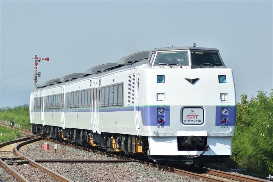 タイ国鉄に渡った元JR北海道のキハ183。初期型のスラントノーズと呼ばれるタイプだ（筆者撮影）