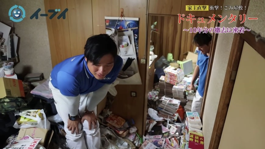 玄関を入ってすぐの居間と台所。移動するのもひと苦労だ（写真：「イーブイ片付けチャンネル」より）