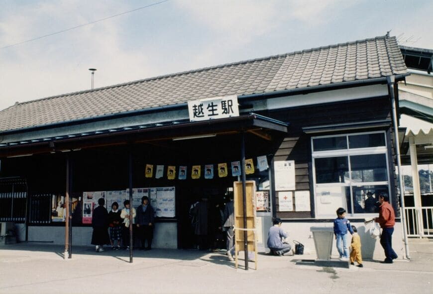 越生駅の駅舎＝1991年ごろ（写真：東武博物館）