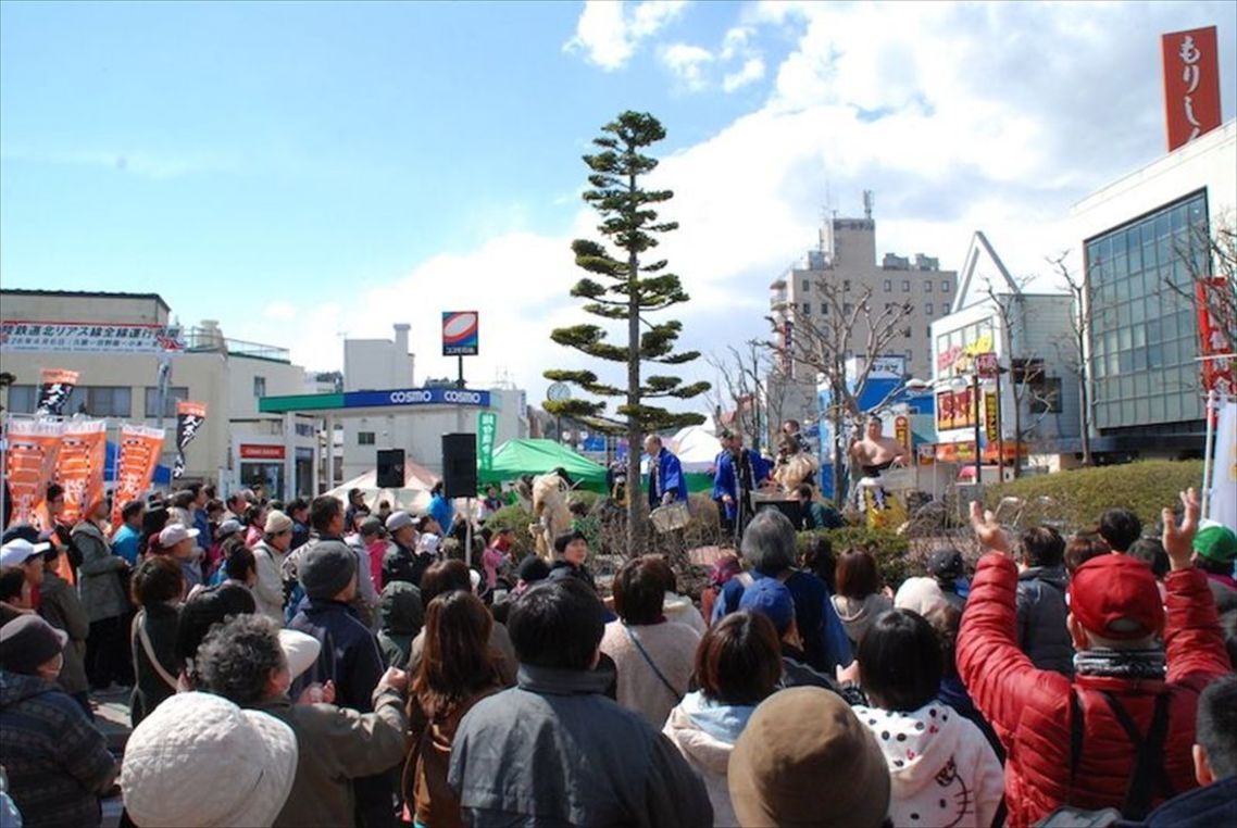 久慈駅前に集まった全線運行再開を祝う人々
