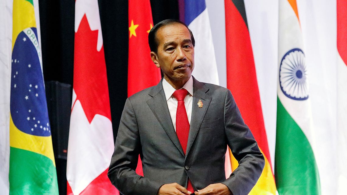 G20首脳会合で着衣を整えるインドネシアのジョコ大統領
