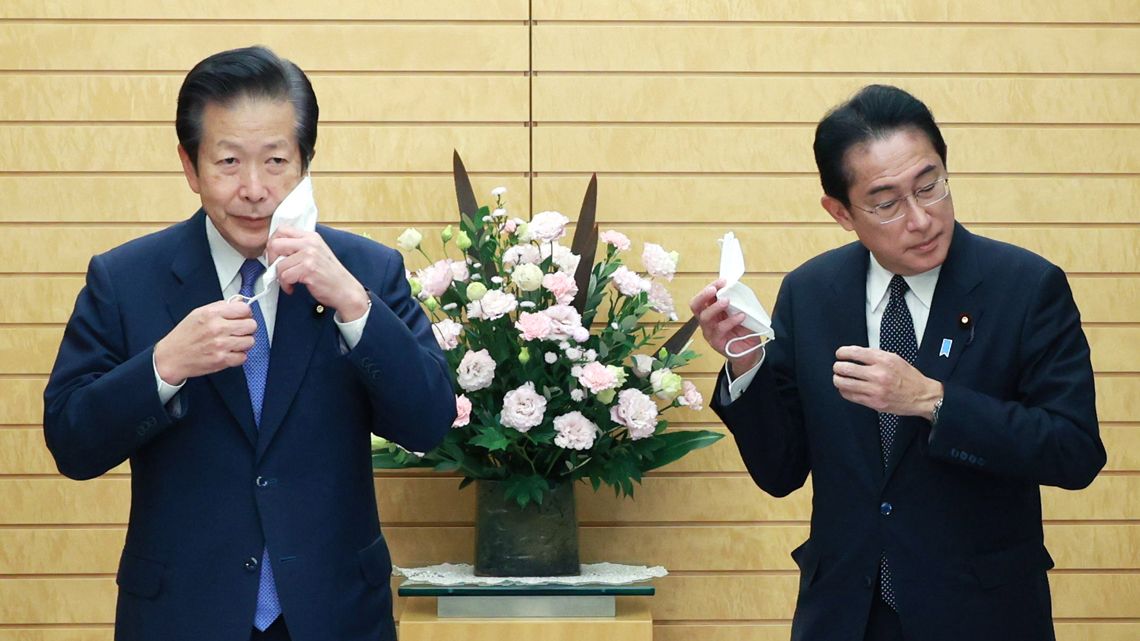 並んで立つ岸田首相と公明党の山口代表