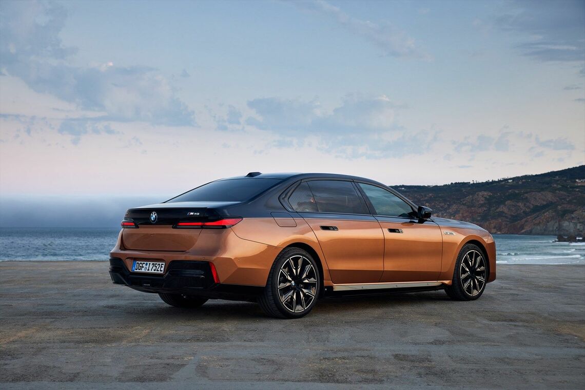 サイドウインドウのグラフィクスは伝統的なBMW車のデザインが継承されている（写真：BMW）