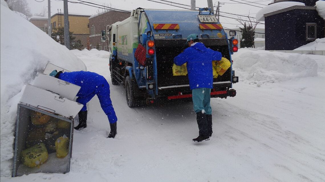 雪の中の過酷なごみ収集現場