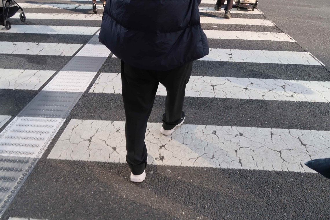 「安い食品を探して近所のスーパーを2～3カ所回ります。面接のための交通費や写真代もばかにならない」と語るキヨアキさんの足取りは重い。近く、住居確保給付金について自治体に問い合わせるつもりだ（写真：編集部撮影）