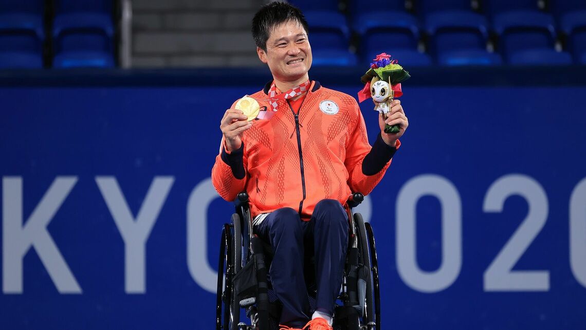 東京パラリンピックで金メダルを手にする国枝選手(Photo by Carmen Mandato/Getty Images)  