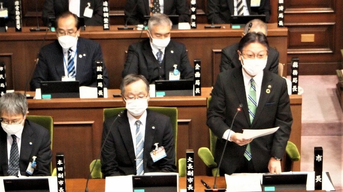 来春の静岡市長選へ突然、不出馬を表明した田辺信宏市長（静岡市役所議事堂、筆者撮影）