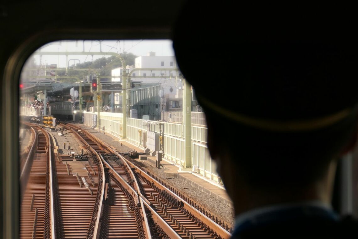 登戸駅に到着する赤い1000形