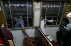 窓から荷物を置いて座席の争奪戦がはじまる