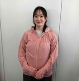 広報担当の伊藤磨耶氏に着用してもらった「レディースクールUVサンシェードパーカーEX」（筆者撮影）