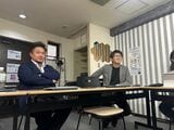 学びの森のスタッフとミーティング。全国を飛び回るため、スタッフ間のコミュニケーションは重要（写真：高田さん提供)