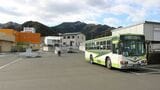 スーパーの敷地内にある上平田バス停に到着した岩手県交通の上大畑行き（筆者撮影）