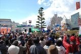 久慈駅前に集まった全線運行再開を祝う人々＝2014年4月6日（記者撮影）