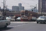 1972年3月、横浜市電全廃時に「さようなら」の飾り付けをして桜木町駅前を走行する市電。保存館は翌年にオープンした（写真提供：横浜市史資料室）