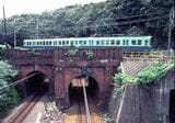 東海道本線をまたぐ京津線の蝉丸跨線橋と上関寺隧道。京津線を走るのは600形だ（撮影：南正時）