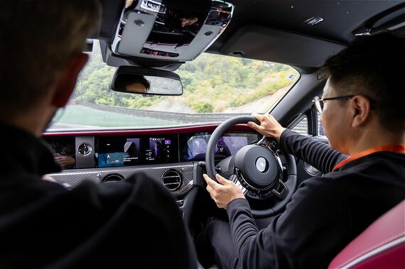 ブラック・バッジ・スペクターを運転する筆者