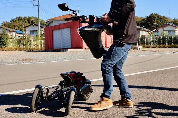 上下を分割して車体部分と、ボディ&操作系部分を分割できる