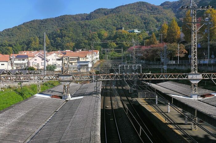 石切駅から見た生駒トンネル方面