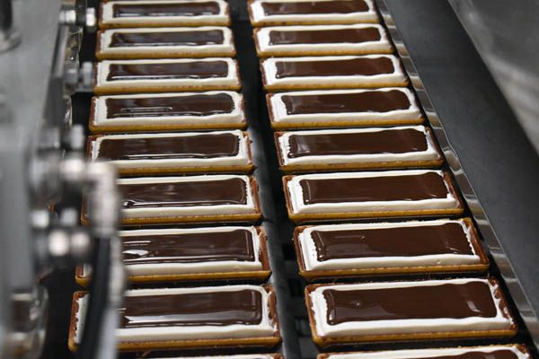中心に入るチョコのパリパリ感にもこだわっている