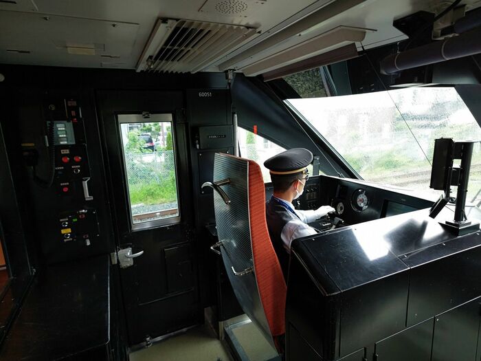 広々とした流線形タイプの運転室