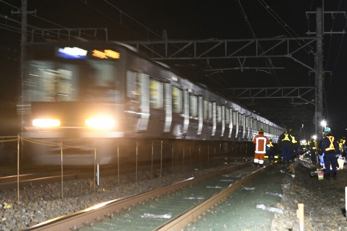 外側線の線路閉鎖後、最終の普通列車が内側線を通過した