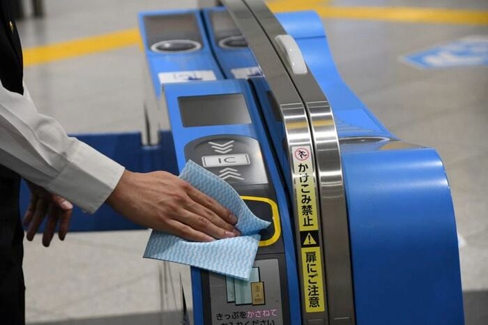 自動改札機の切符投入口を消毒