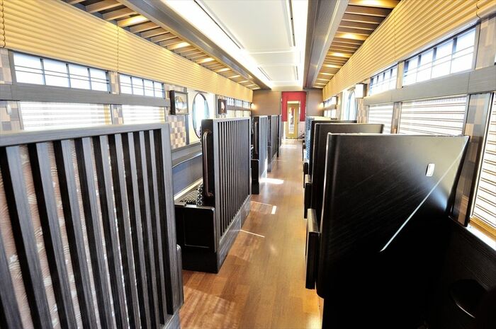 「京とれいん雅楽」の車内