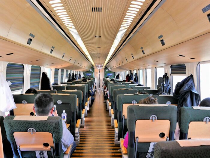 Ⅲ世の車内。平日でも外国人観光客を中心に乗客は多い