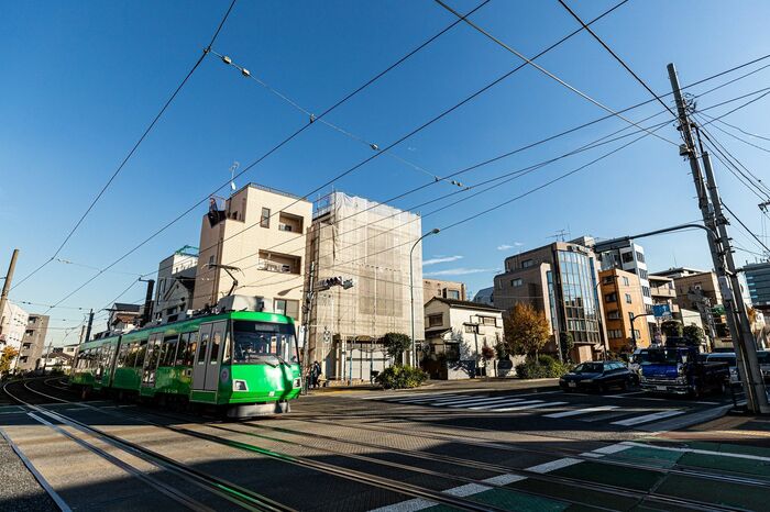 環七を渡る世田谷線。遮断器がないのがこの踏切の特徴