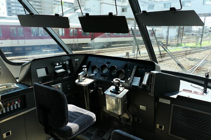 アーバンライナー・プラスの運転席