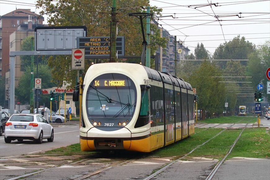 今回テストに使用された車両と同型のSirio（写真はミラノ市の車両）。ピニンファリーナがデザインした斬新な外見が特徴だ（筆者撮影）